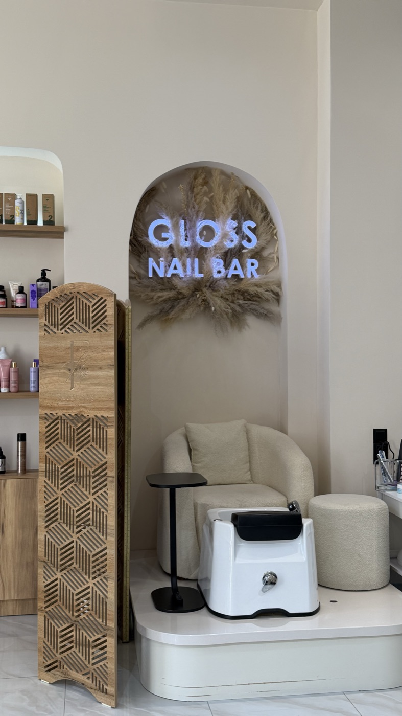 Gloss Nail Bar — зона маникюра